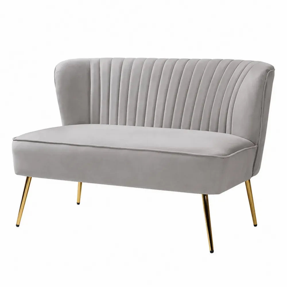 2-Sitzer Sofa mit gebogener Rückenlehne vertikaler Steppung Polyester Samt Stahlbeinen Grau Gold 128 x 64 x 82 cm